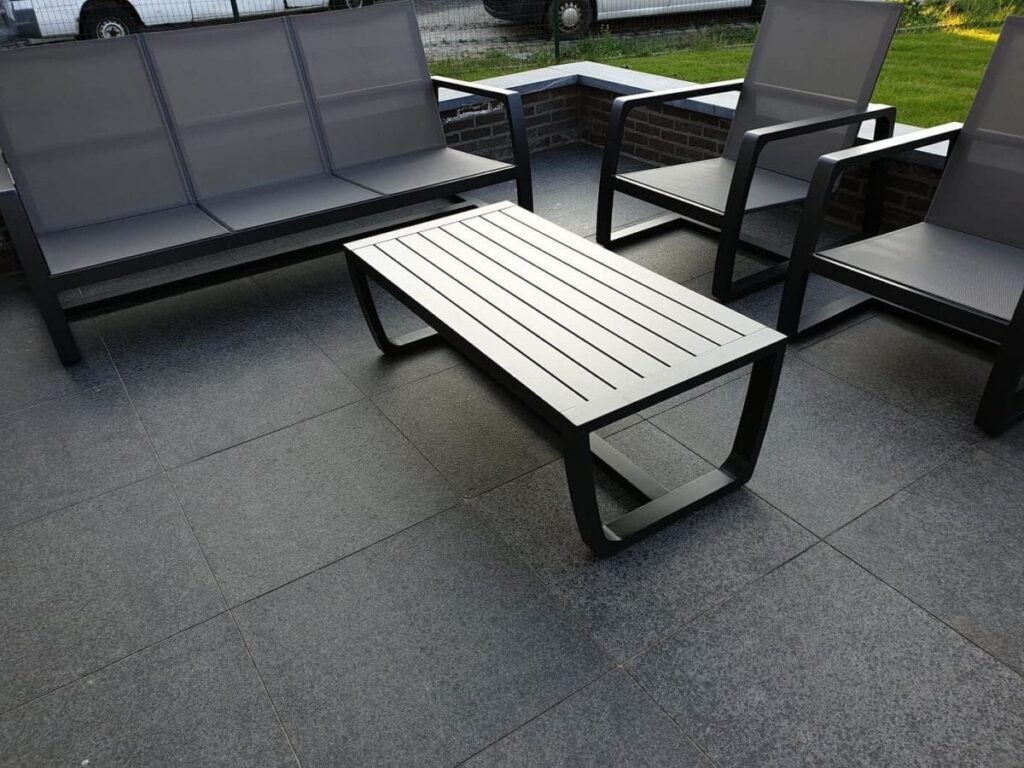 Donkere Palladio terrastegels 60x60 met moderne tuinmeubelen – Artstone