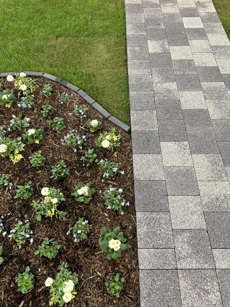 Grijs-antraciete waterdoorlatende betonklinkers met ecologische drainagefunctie – Artstone