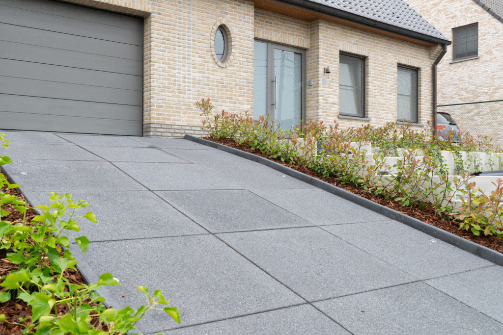 London Mid - granutex traptrede zwart - Aqua XXL antraciet - L-element - zamang century geschuurd boordsteen Oprit met London mid waterdoorlatende XXL keramische terrastegels– Artstone