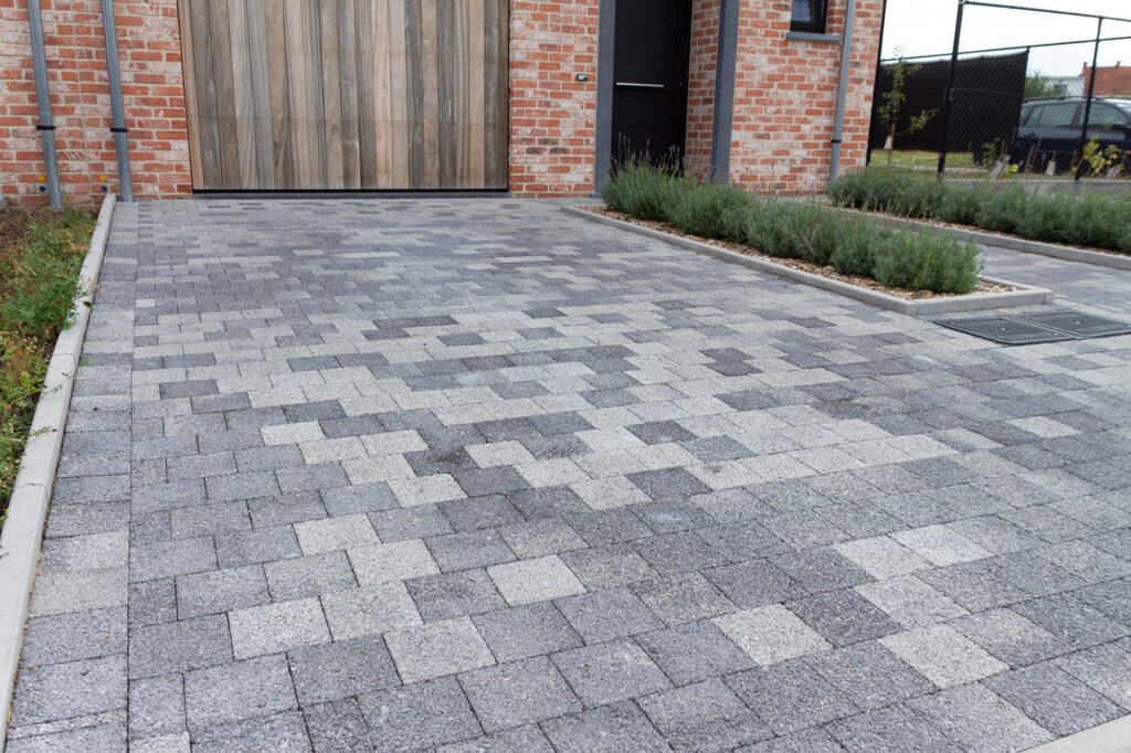 Grijze waterdoorlatende klinkers 22×22 voor oprit, ecologisch en onderhoudsvriendelijk in Cottage‑look – Artstone